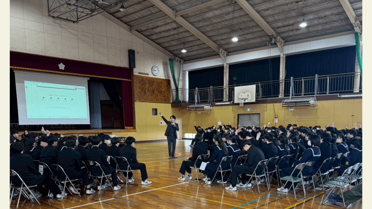 柏第五中学校での経済教育講演『信用っていくらで買えますか?』の様子