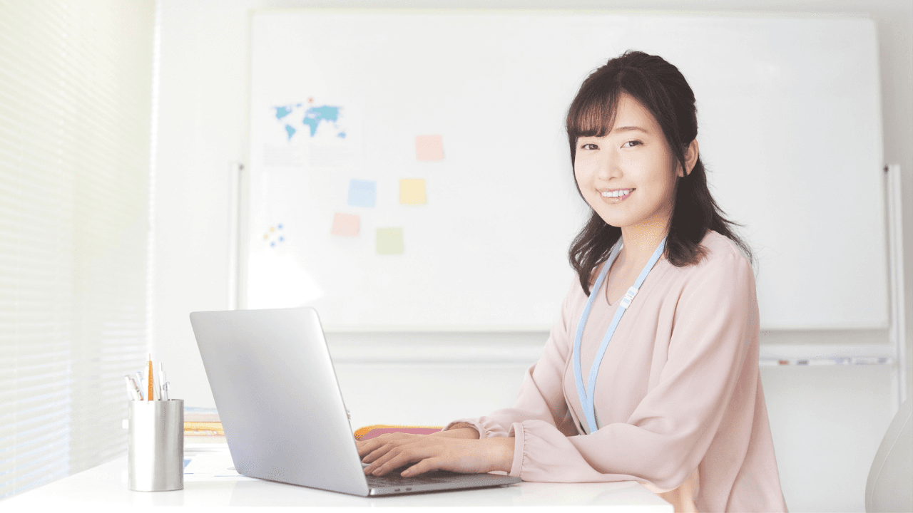 オフィスでノートPCに向かう女性