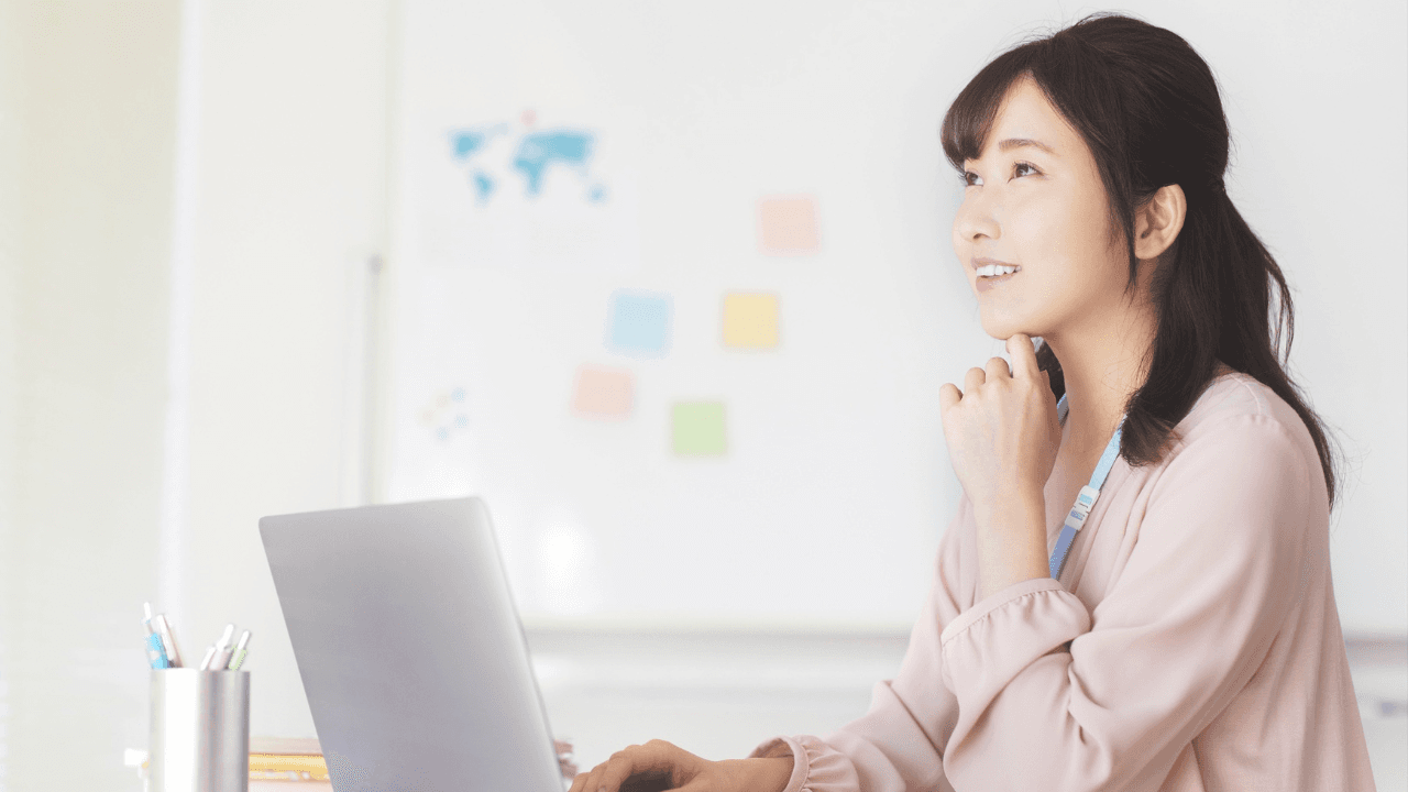デスクで考えごとをする女性