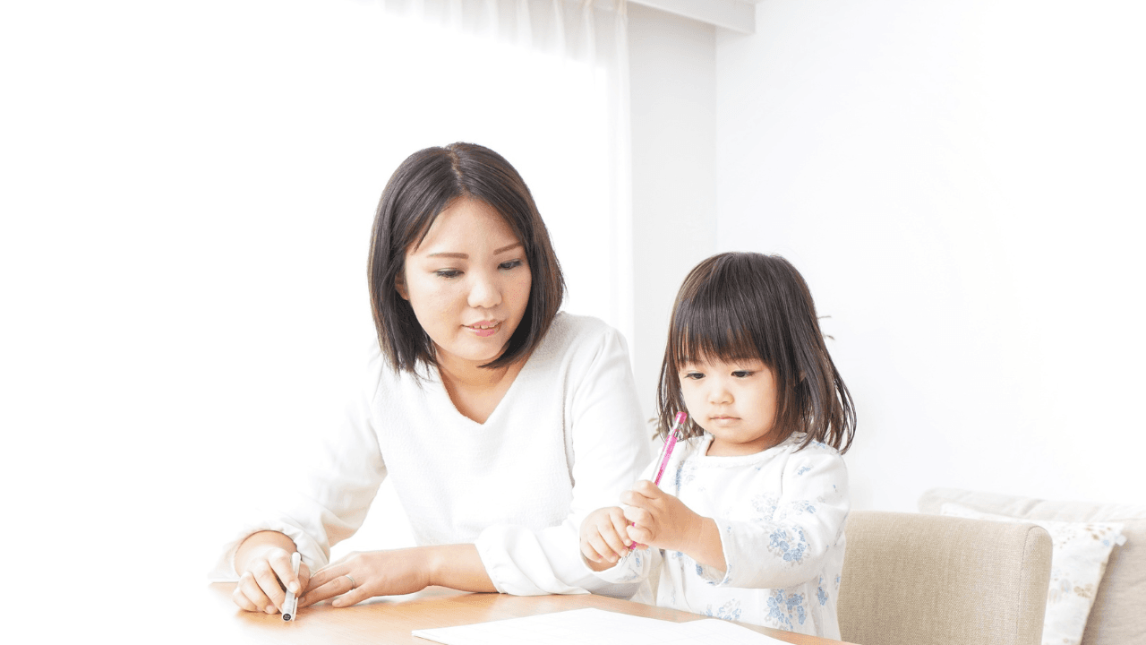 テーブルで子どもと過ごす母親