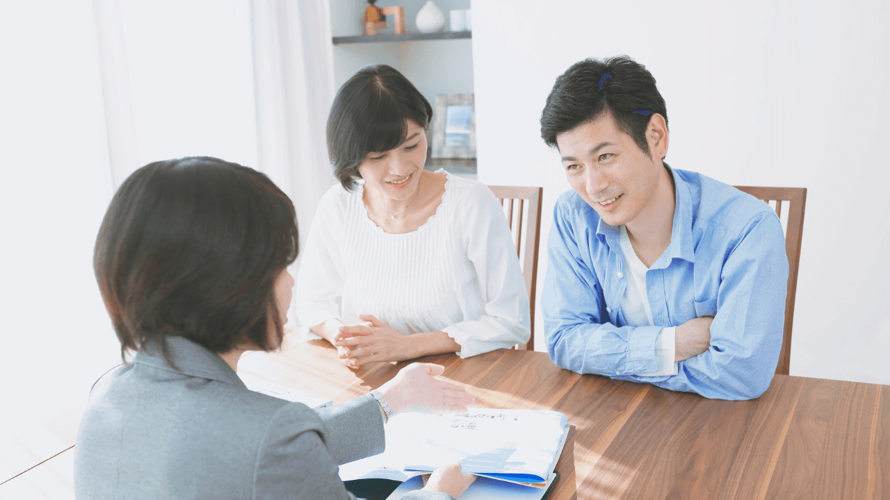 相談員と向き合って話す夫婦(FP相談)