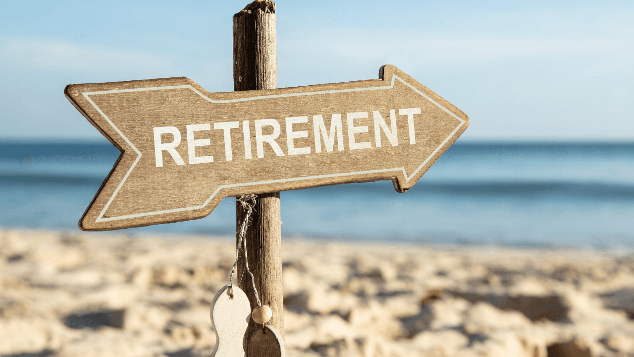 砂浜に立つ「RETIREMENT」の道しるべ(退職)