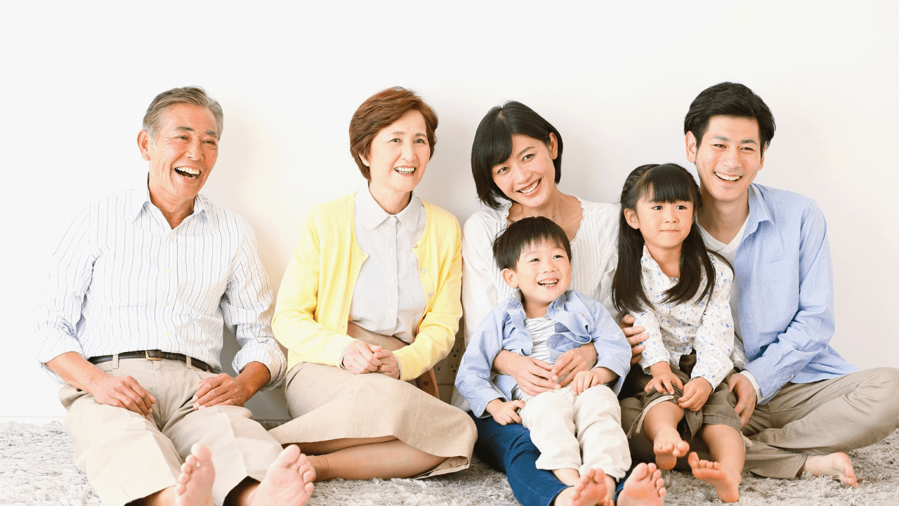 室内で並ぶ笑顔の三世代家族