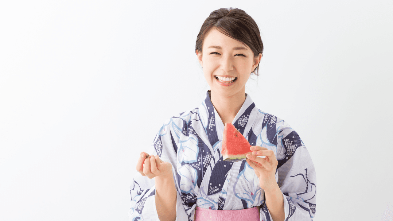 浴衣でスイカを持つ笑顔の女性